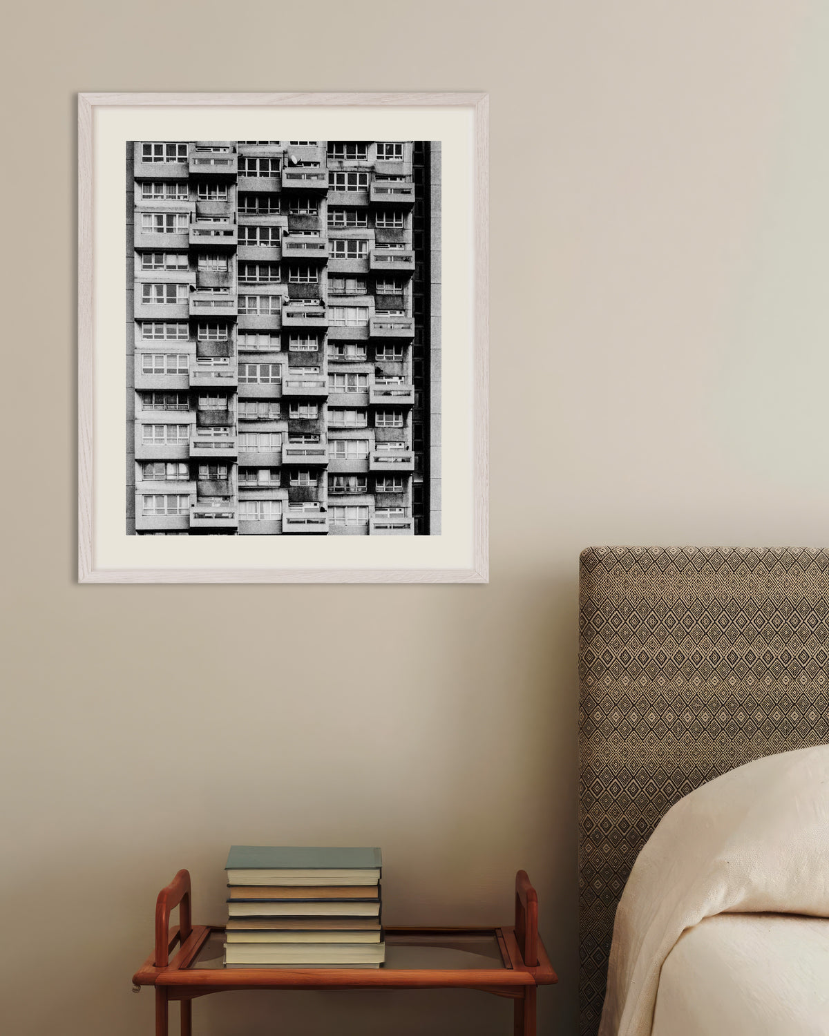 Poster «Facciata di un palazzo con balconi», con cornice in legno bianco