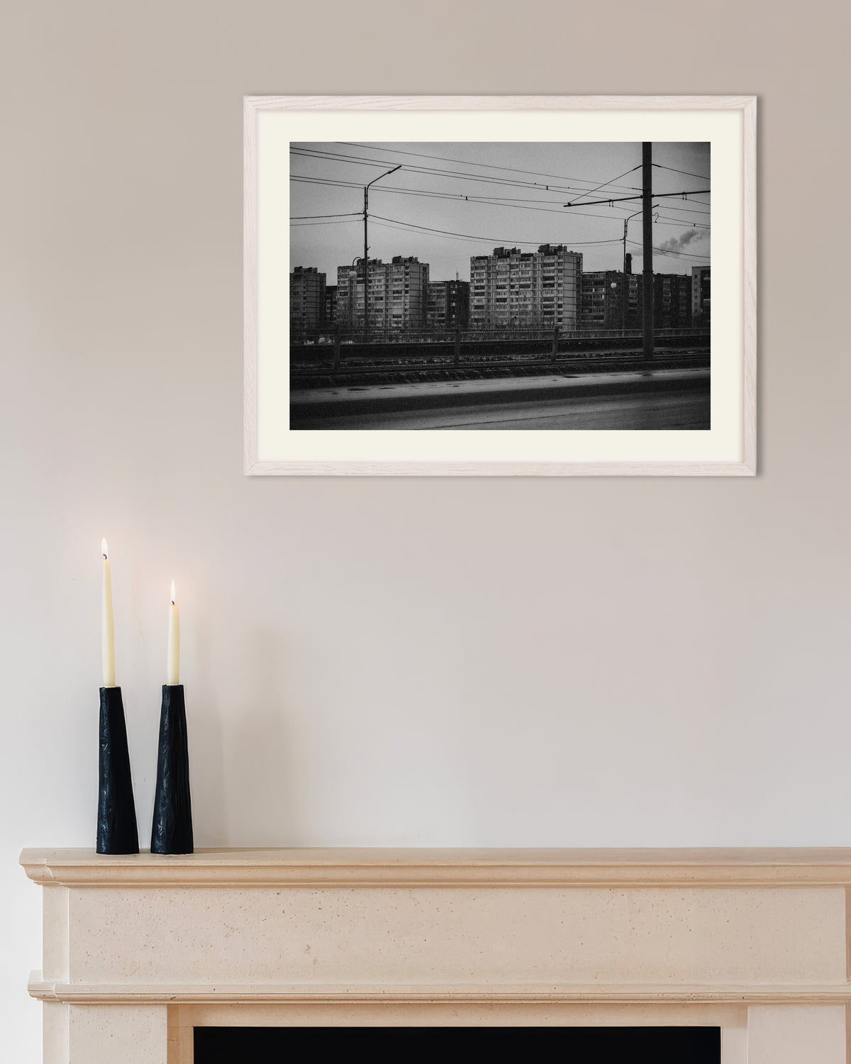 Poster «Grattacieli oltre i cavi del tram», con cornice in legno bianco