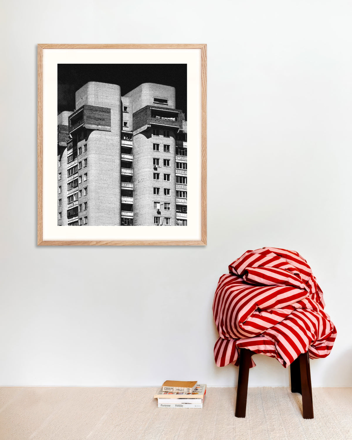 Poster «Due torri gemelle arrotondate di notte», con cornice in legno naturale