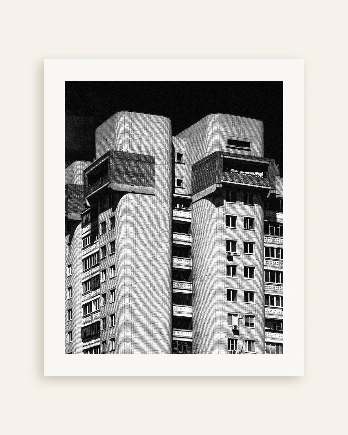 Poster «Due torri gemelle arrotondate di notte», miniatura