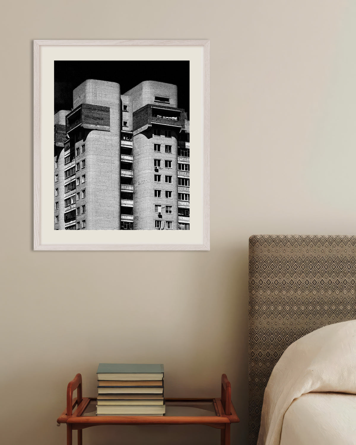 Poster «Due torri gemelle arrotondate di notte», con cornice in legno bianco