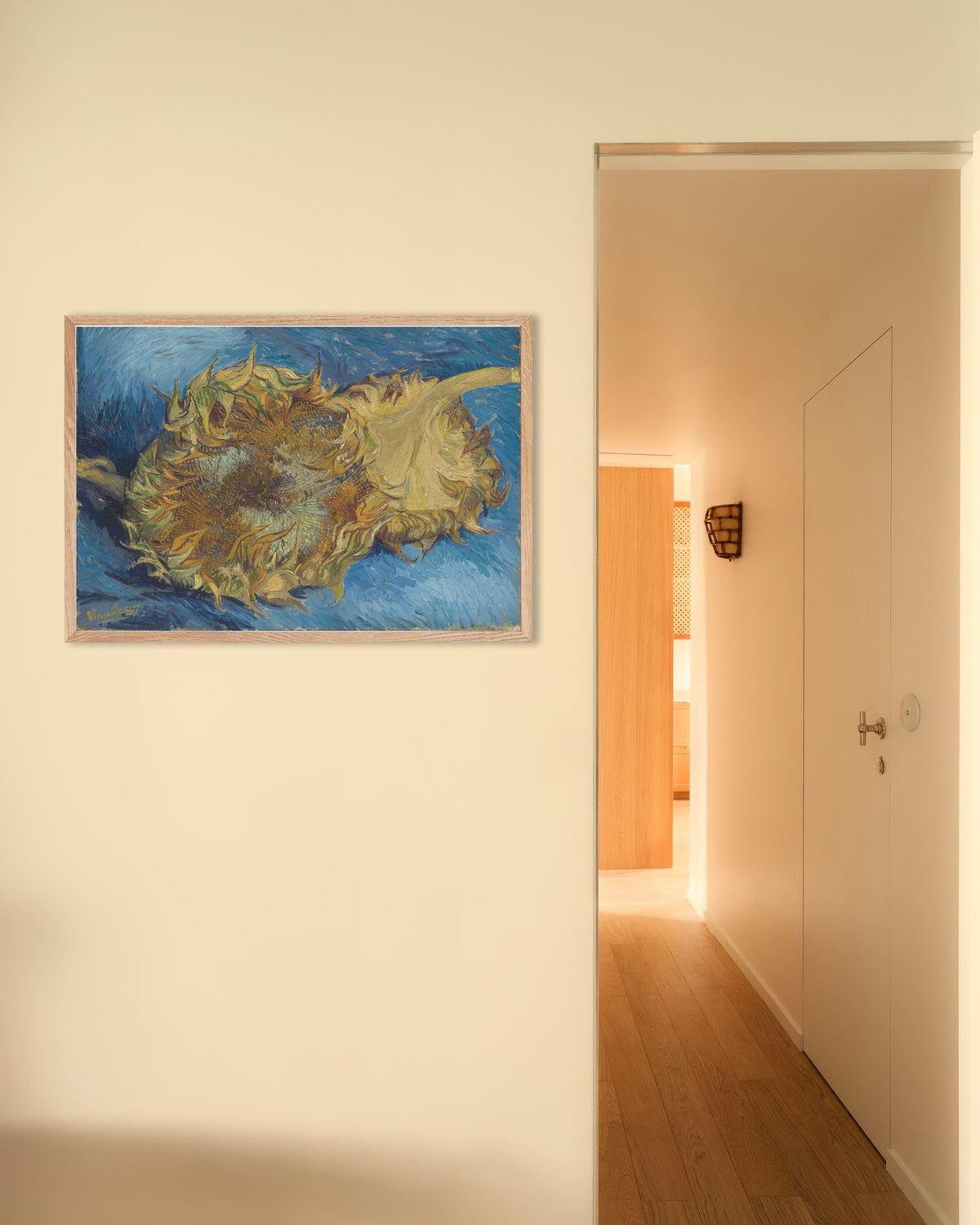 Poster di Due girasoli tagliati (1887) di Vincent van Gogh, con cornice in legno naturale