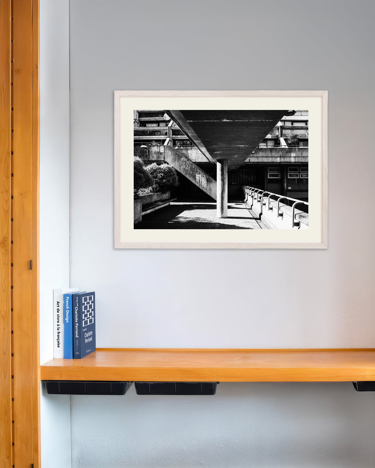 Poster «Sotto il passaggio in cemento», con cornice in legno bianco