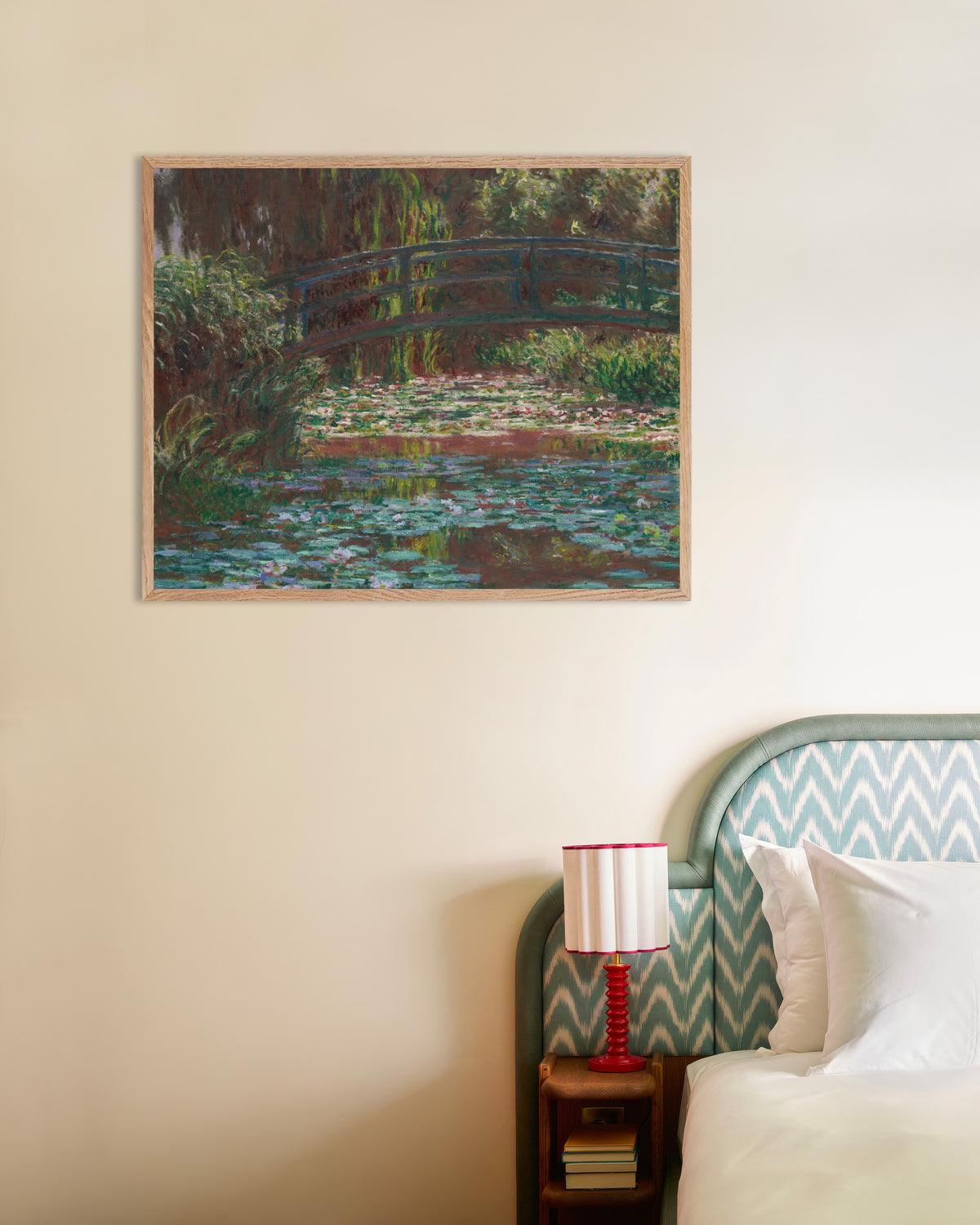 Poster Lo stagno delle ninfee (1900) di Claude Monet con cornice in legno naturale