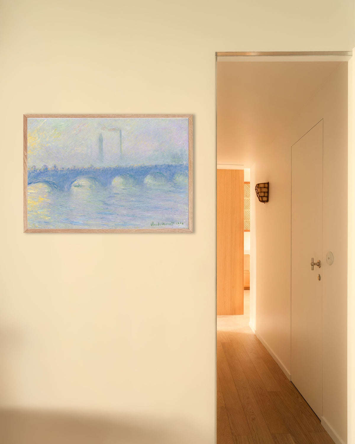 Poster Il ponte di Waterloo, effetto di nebbia (1904) di Claude Monet con cornice in legno naturale