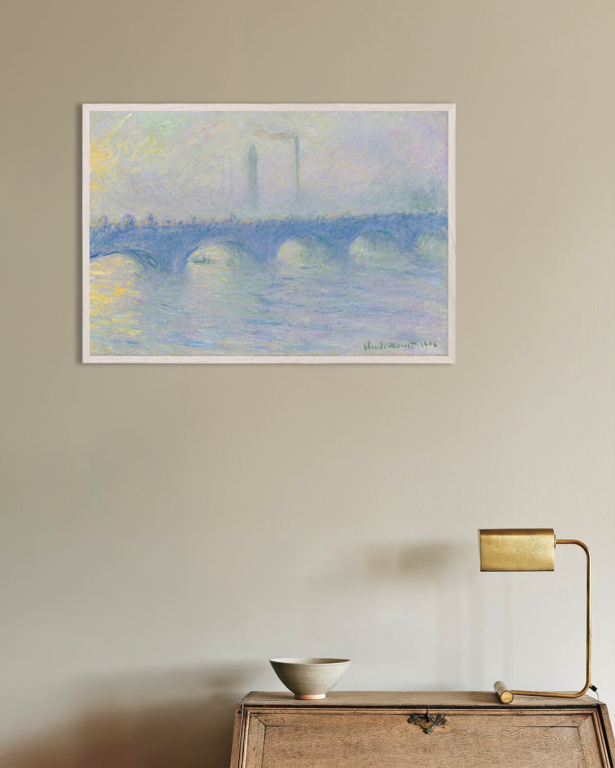 Poster Il ponte di Waterloo, effetto di nebbia (1904) di Claude Monet con cornice in legno bianco