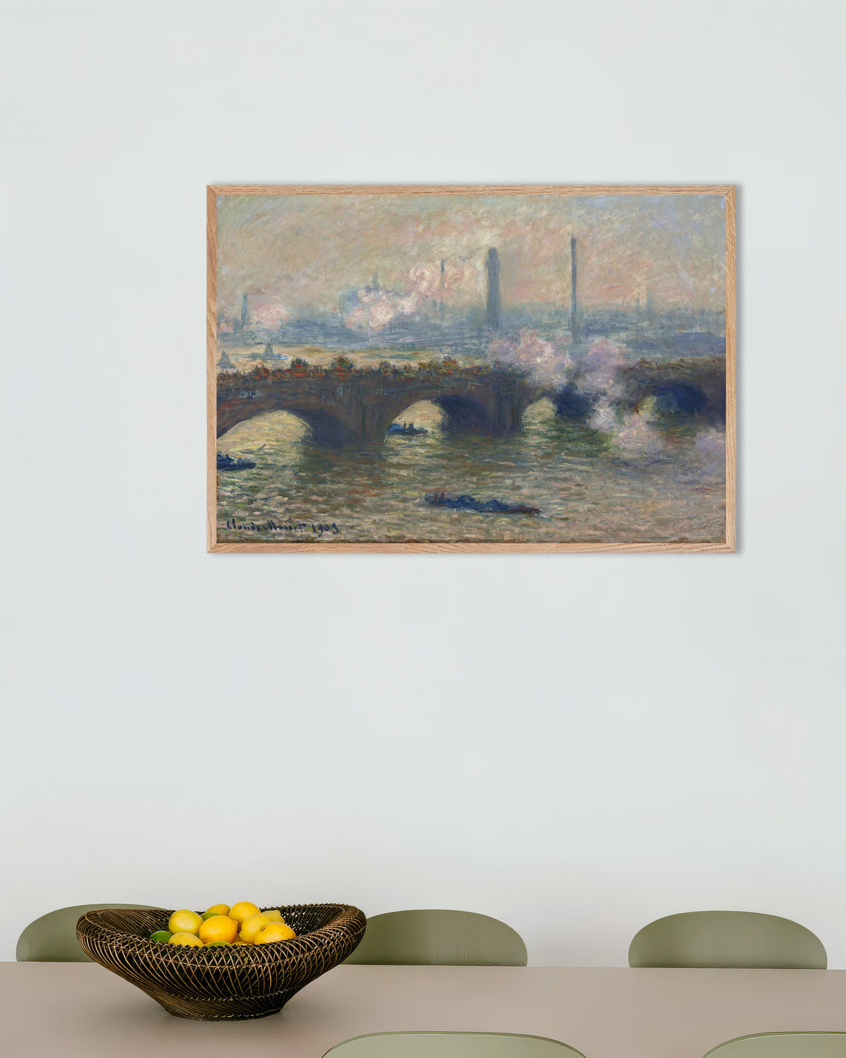 Poster Il ponte di Waterloo, giornata grigia (1903) di Claude Monet con cornice in legno naturale