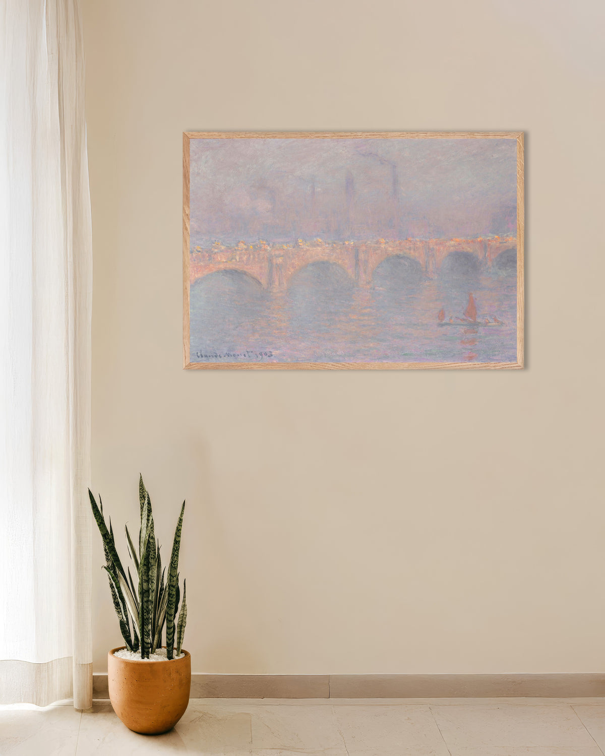 Poster Il ponte di Waterloo, sole velato (1899–1903) di Claude Monet con cornice in legno naturale