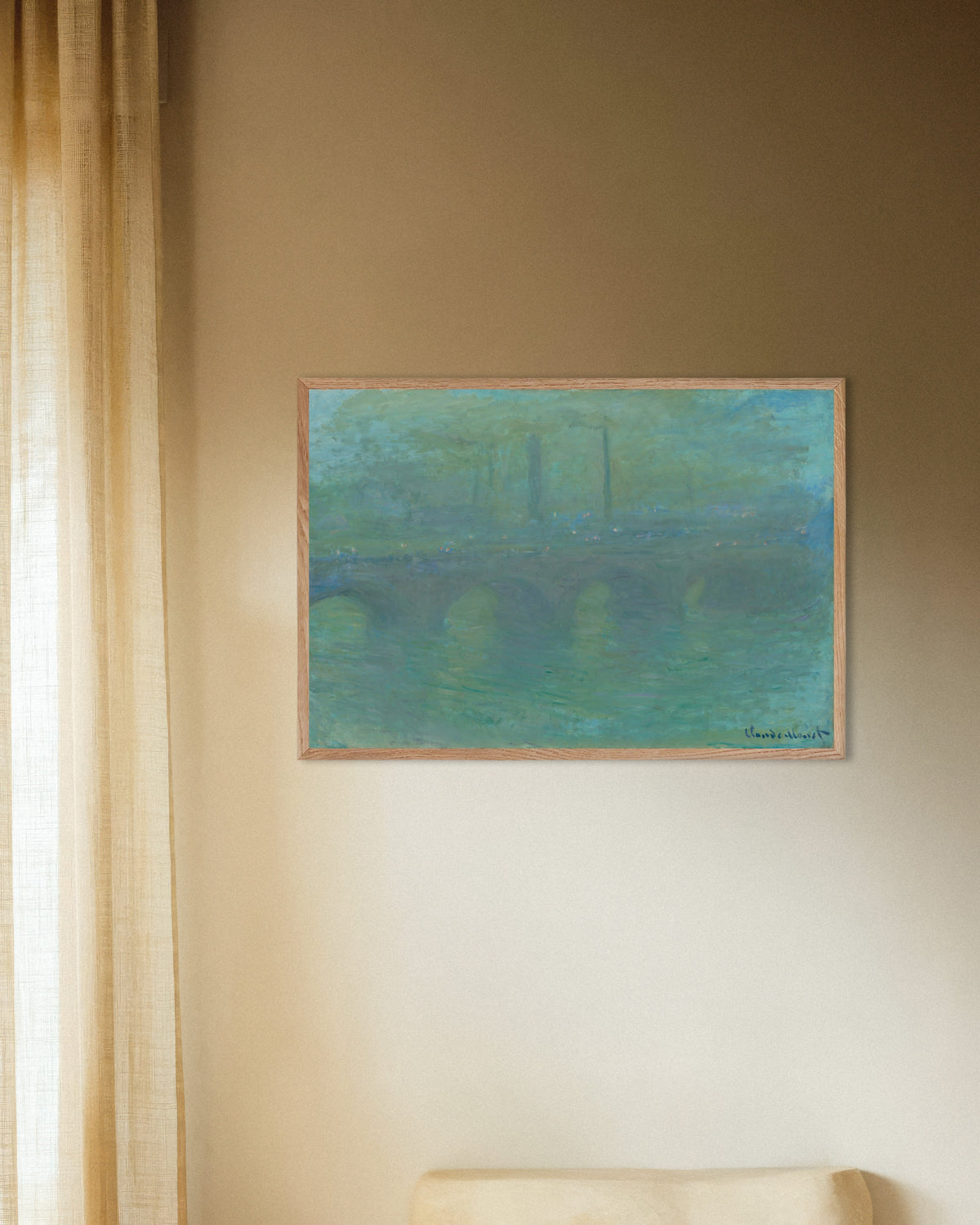 Poster Il ponte di Waterloo, Londra, al crepuscolo (1904) di Claude Monet con cornice in legno naturale