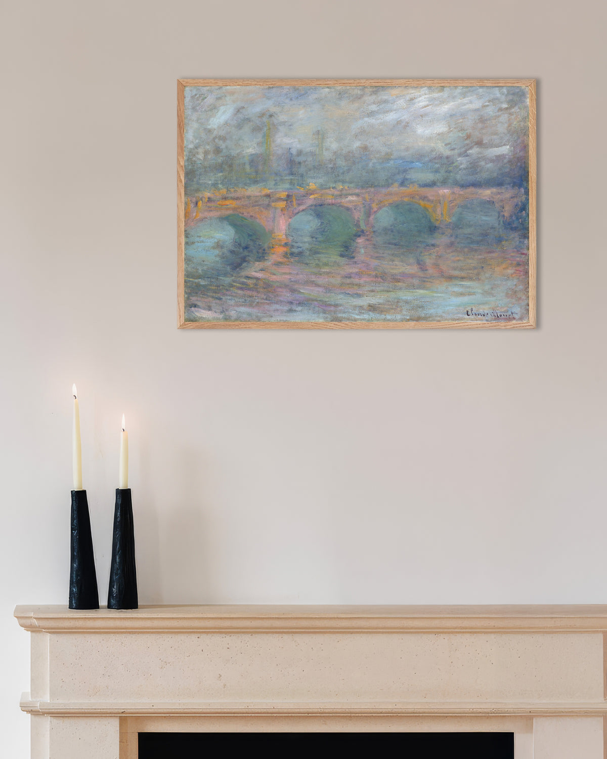 Poster Il ponte di Waterloo, Londra, al tramonto (1904) di Claude Monet con cornice in legno naturale