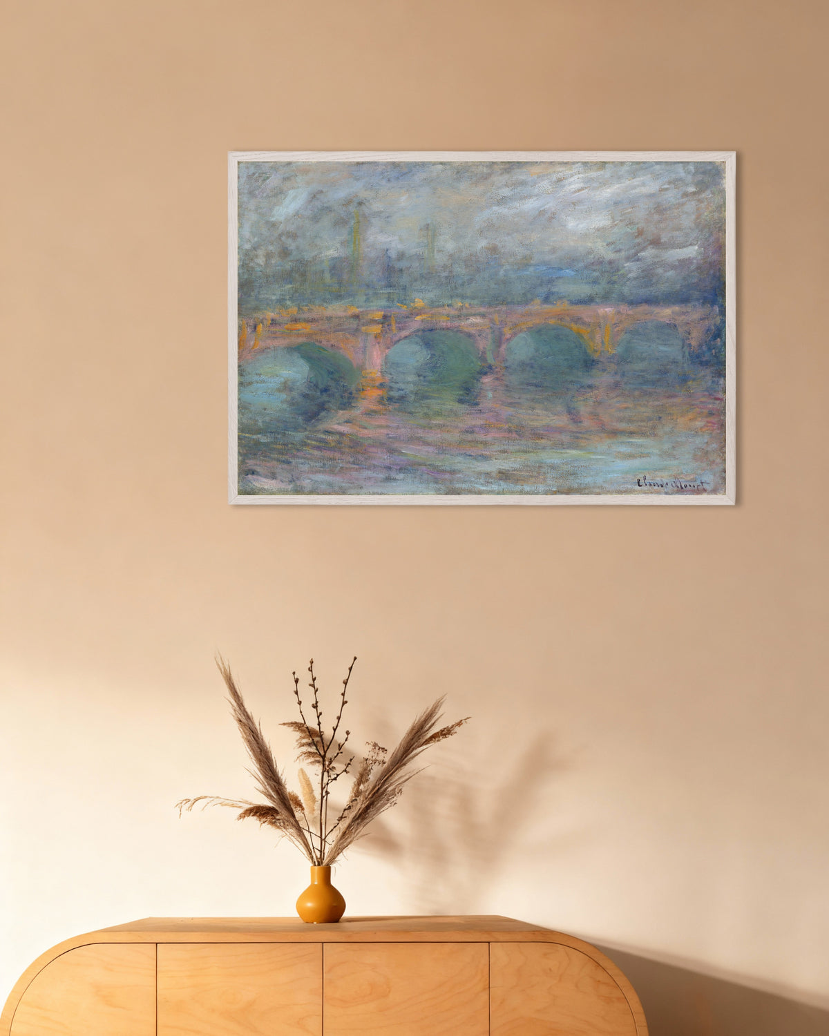 Poster Il ponte di Waterloo, Londra, al tramonto (1904) di Claude Monet con cornice in legno bianco