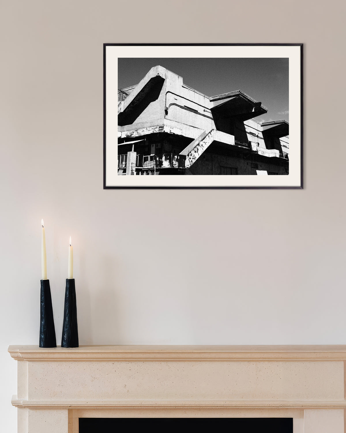 Poster «Padiglione in cemento segnato dal tempo», con cornice in metallo