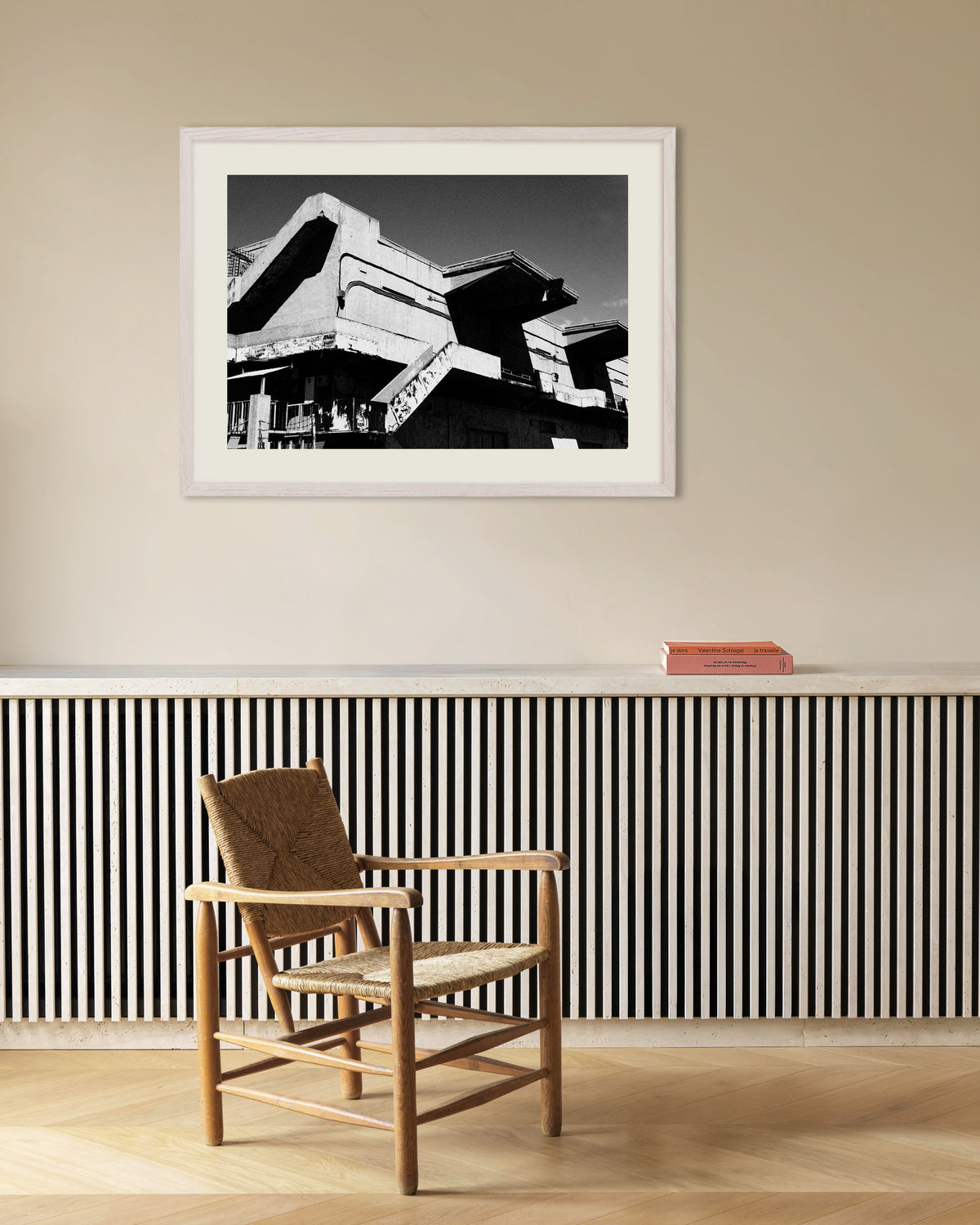 Poster «Padiglione in cemento segnato dal tempo», con cornice in legno bianco