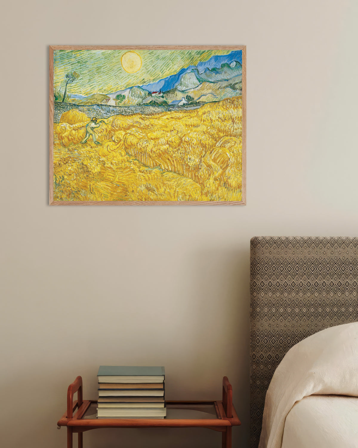 Poster di Campo di grano dietro l’ospedale Saint-Paul con un mietitore (1889) di Vincent van Gogh, con cornice in legno naturale