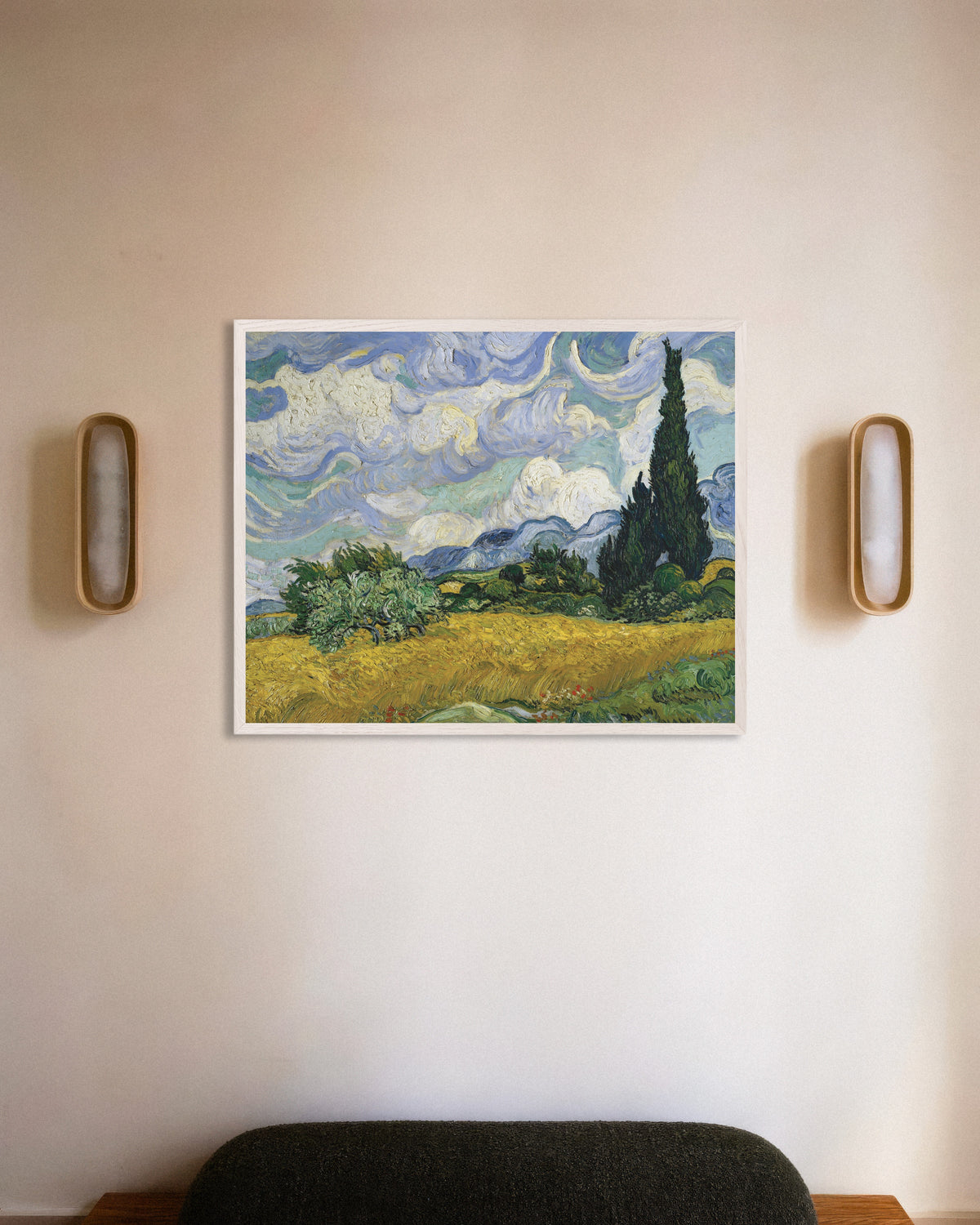 Poster di Campo di grano con cipressi (1889) di Vincent van Gogh, con cornice in legno bianco