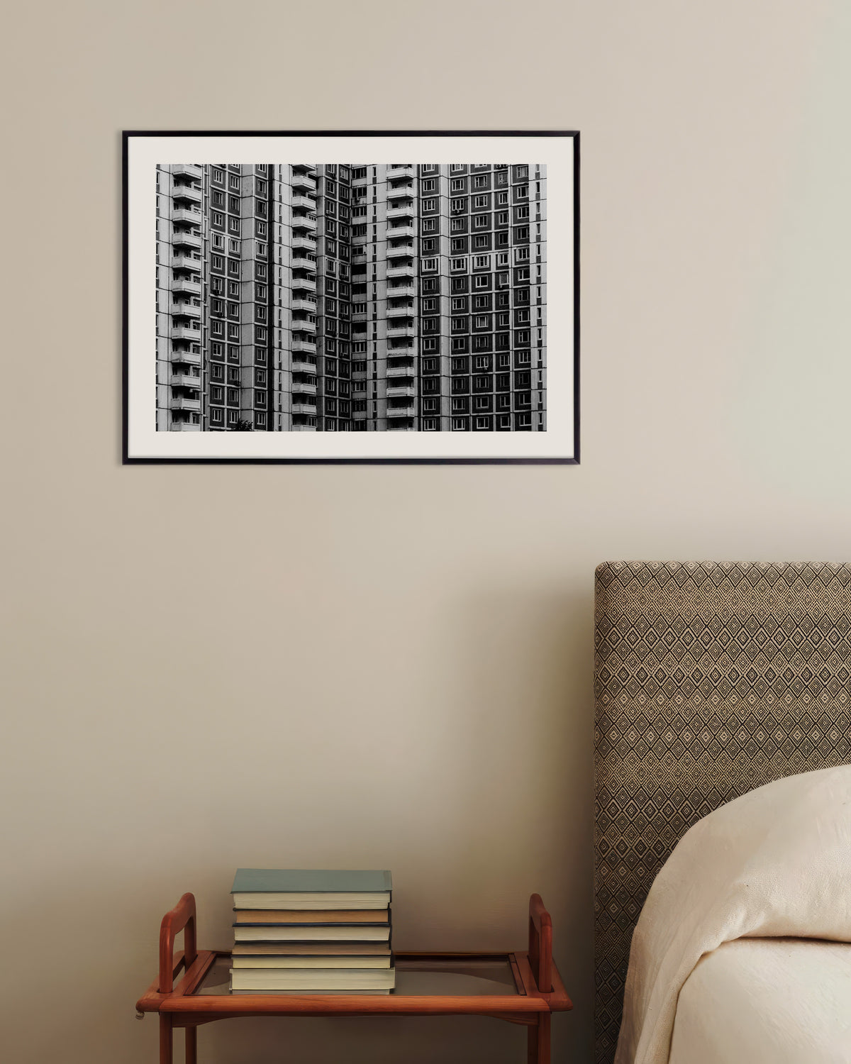 Poster «Griglia di finestre di un palazzo residenziale», con cornice in metallo