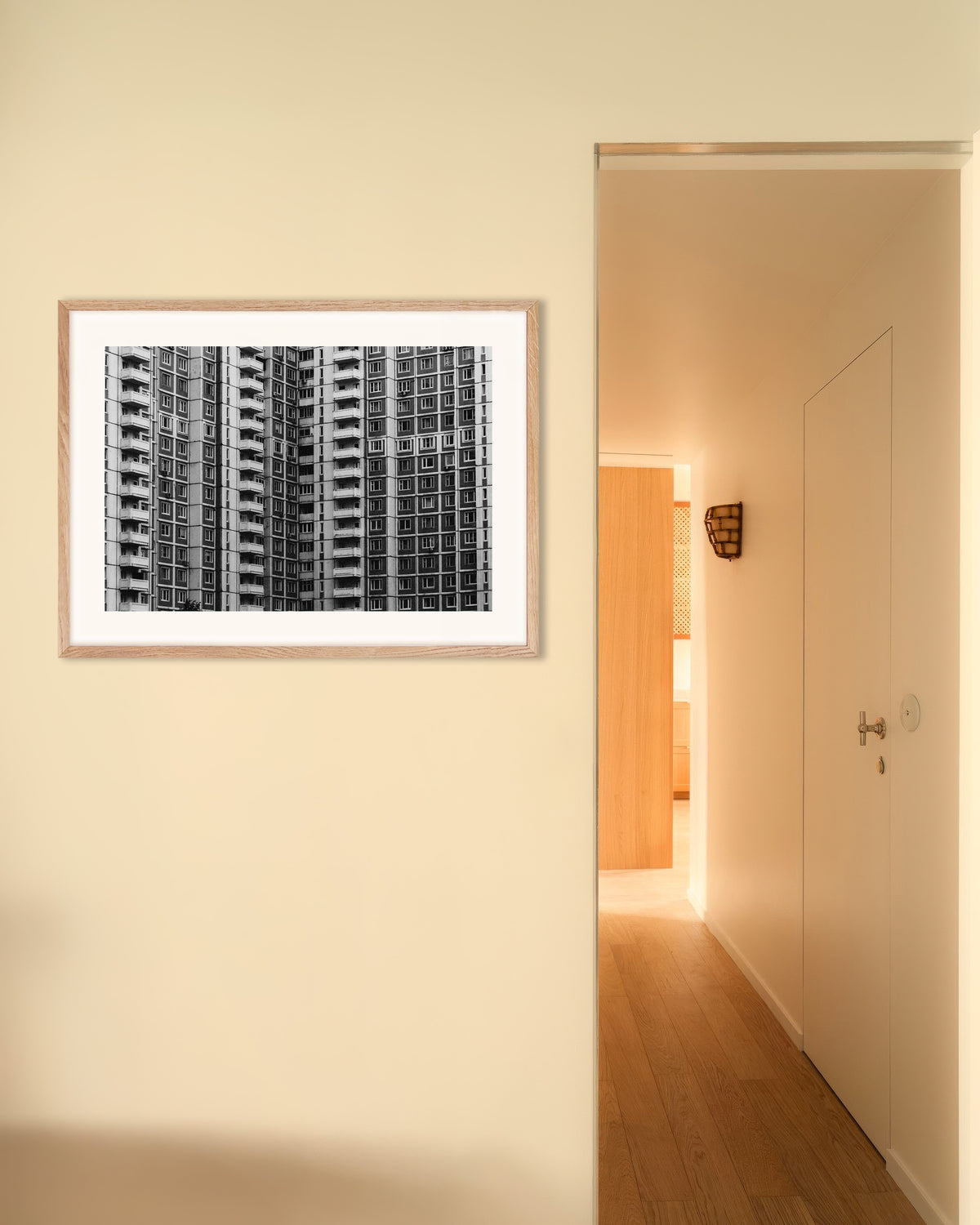 Poster «Griglia di finestre di un palazzo residenziale», con cornice in legno naturale