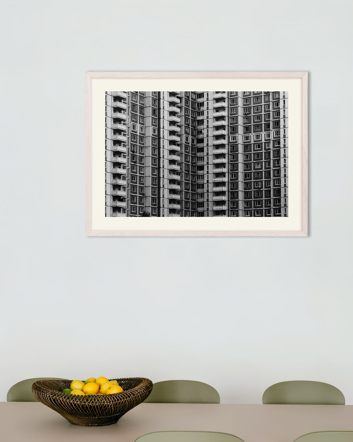 Poster «Griglia di finestre di un palazzo residenziale», con cornice in legno bianco