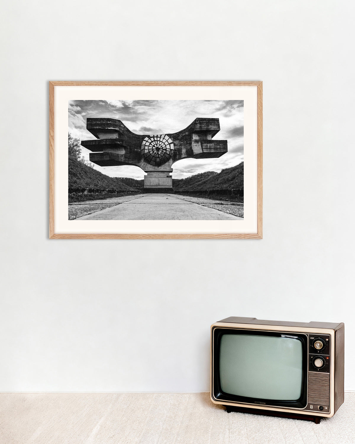 Poster «Monumento alato alla fine della strada», con cornice in legno naturale