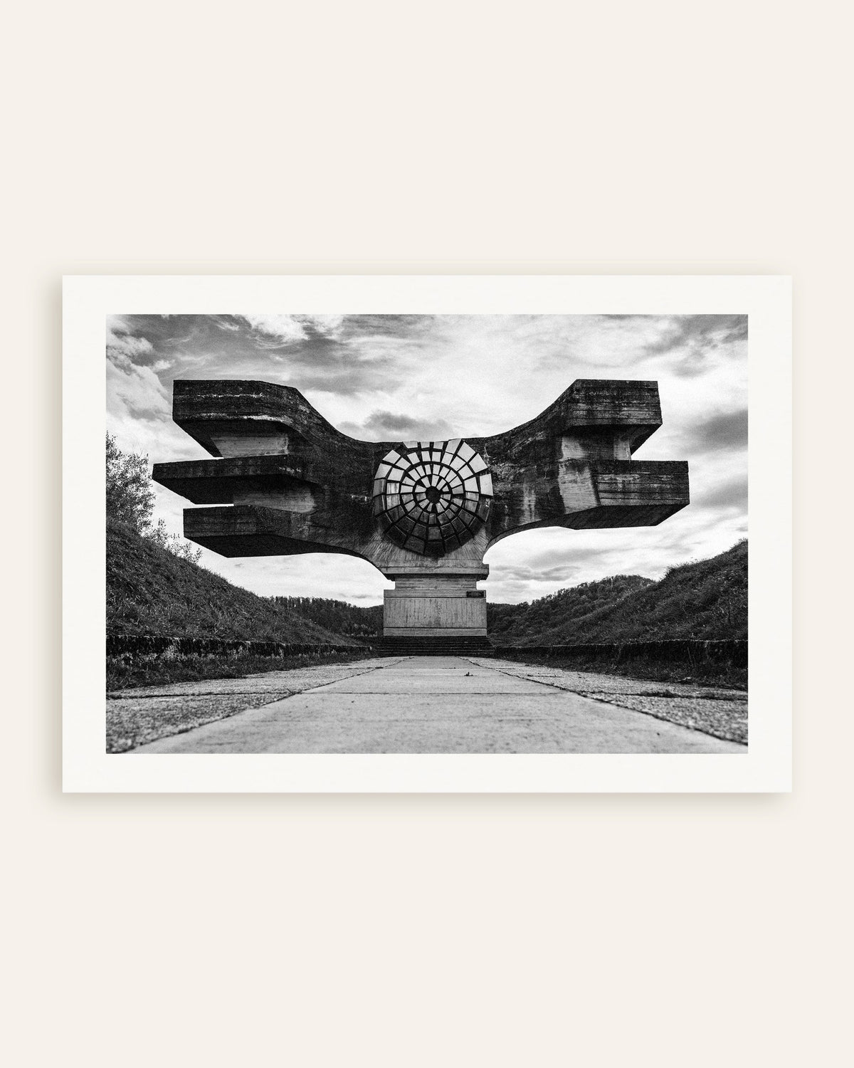 Poster «Monumento alato alla fine della strada», miniatura