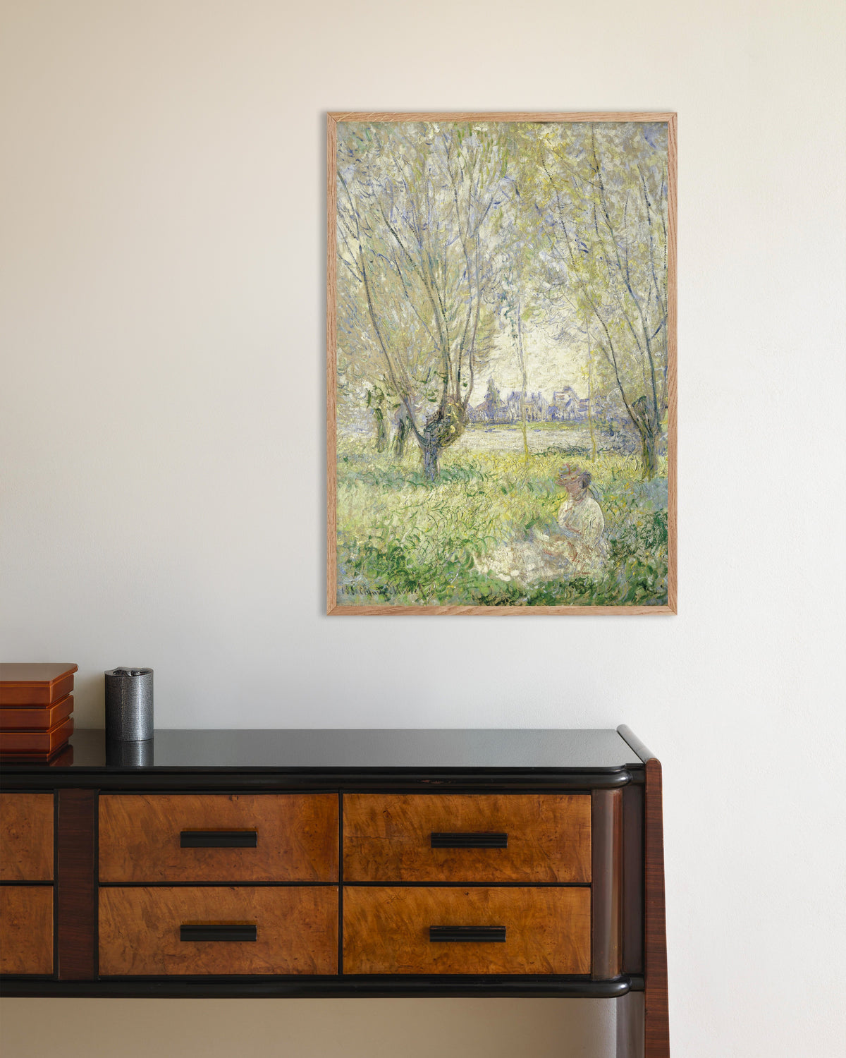 Poster Donna seduta sotto i salici (1880) di Claude Monet con cornice in legno naturale