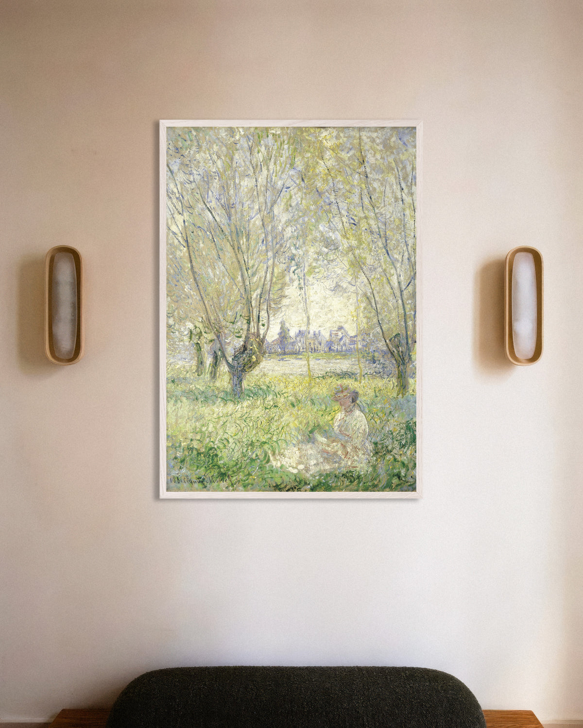 Poster Donna seduta sotto i salici (1880) di Claude Monet con cornice in legno bianco
